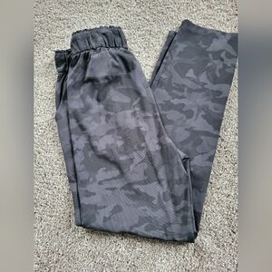 Lululemon Size 4 Stretch High Rise 7/8 Pants Heritage Camo Black